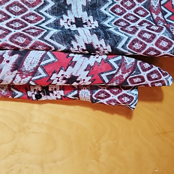 Chico's Women's  Red Aztec Print Roll Tab Sleeve Top Sheer Blouse Size 2 - Picture 4 of 4